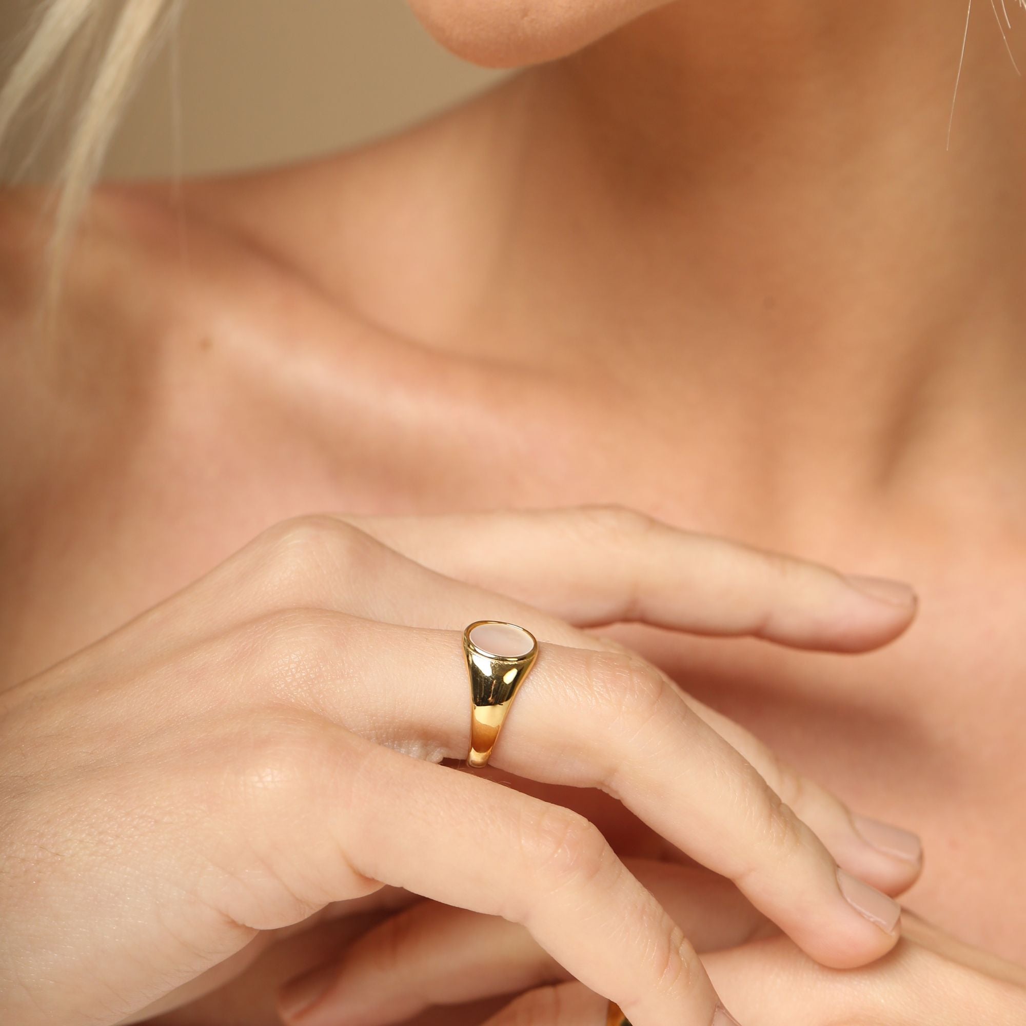 Oval Madrepérola Ring