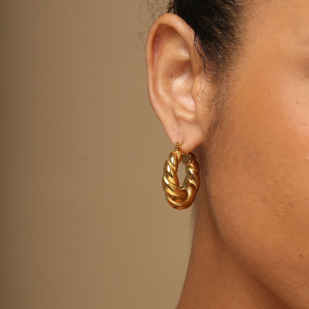 Bold Elizabeth Hoops