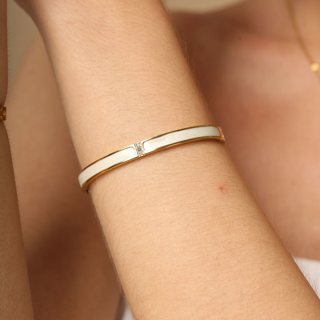 Leona Bangle